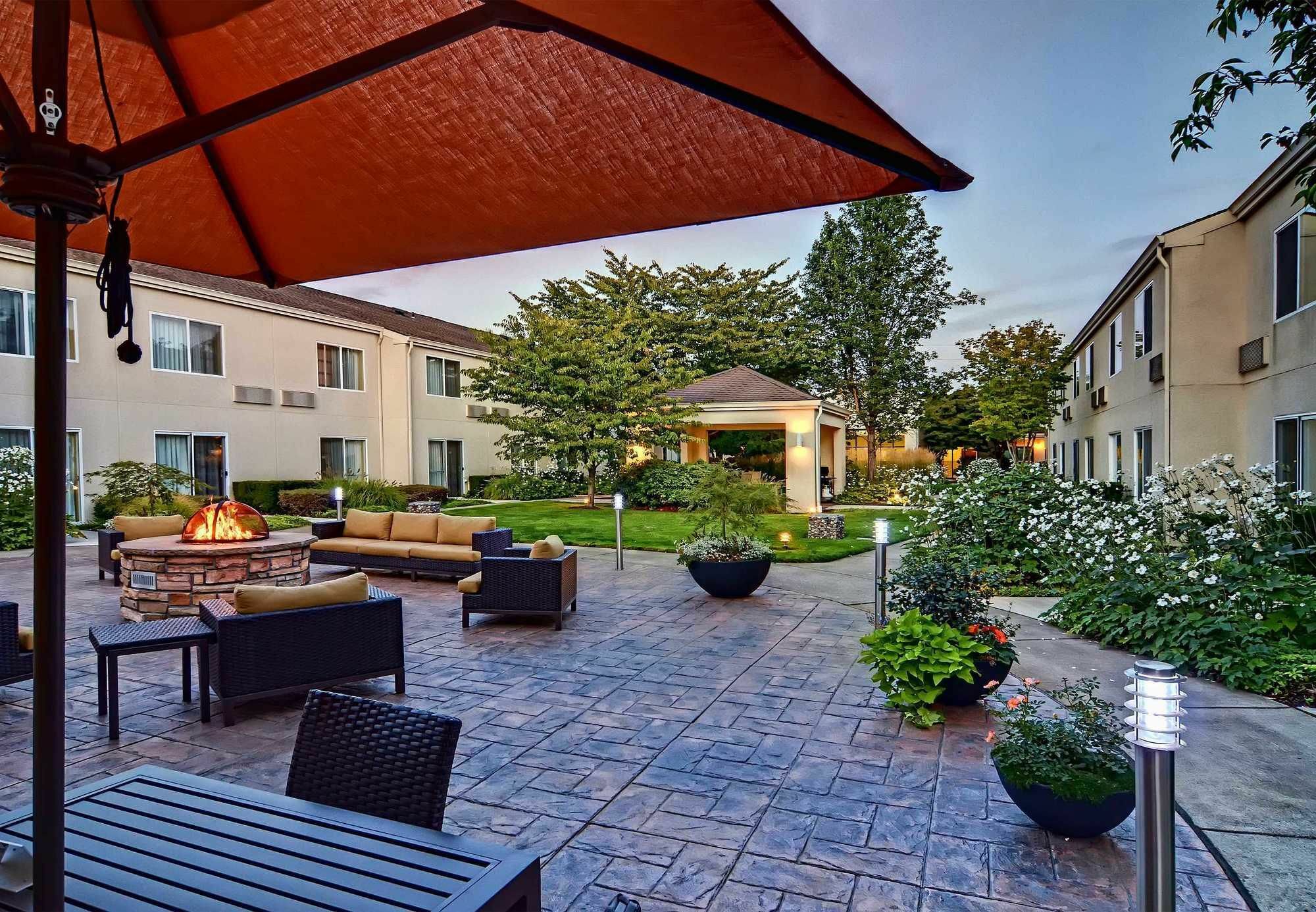 Courtyard By Marriott Eugene Springfield Hotel Exterior photo